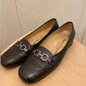 Vintage Salvatore Ferragamo Women’s Loafers (size 7.5) Black